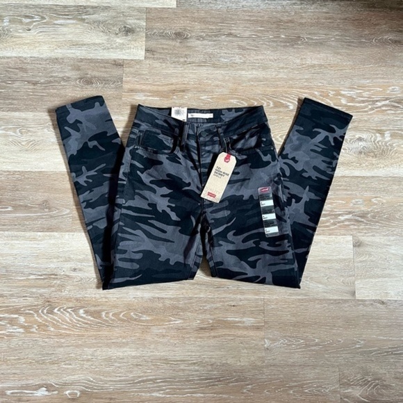 Levi’s 721 high rise skinny ankle camo pants - Picture 2 of 13